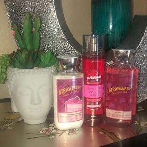 Bath and Bodyworks strawberry poundcake gift set